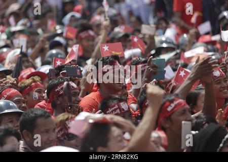 POLITIK Myanmar: Wahlkampf Aung San Suu Kyi (151002) -- MYITGYINA, 2 ottobre 2015 -- le bandiere dei partiti popolari della Lega Nazionale per la democrazia (NLD) durante una campagna elettorale del presidente del NLD Aung San Suu Kyi a Myitgyina, Myanmar, 2 ottobre 2015. Il partito di opposizione del Myanmar NLD ha esortato i suoi candidati e membri del partito a fare campagna per le prossime elezioni generali in conformità con la legge elettorale e le direttive della Commissione elettorale dell'Unione per rendere le elezioni un successo. ) MYANMAR-MYITGYINA-NLD-AUNG SAN SUU KYI-CAMPAGNA ELETTORALE GENERALE UXAUNG PUBLICATIONXNOTXINXCHN POLITICA Foto Stock