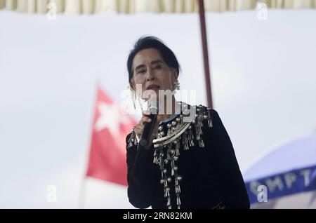 POLITIK Myanmar: Wahlkampf Aung San Suu Kyi (151002) -- MYITGYINA, 2 ottobre 2015 -- Presidente della Lega Nazionale per la democrazia (NLD) Aung San Suu Kyi parla durante la sua campagna elettorale a Myitgyina, Myanmar, 2 ottobre 2015. Il partito di opposizione del Myanmar NLD ha esortato i suoi candidati e membri del partito a fare campagna per le prossime elezioni generali in conformità con la legge elettorale e le direttive della Commissione elettorale dell'Unione per rendere le elezioni un successo. ) MYANMAR-MYITGYINA-NLD-AUNG SAN SUU KYI-CAMPAGNA ELETTORALE GENERALE UxAung PUBLICATIONxNOTxINxCHN politica campagna elettorale Myanmar Foto Stock