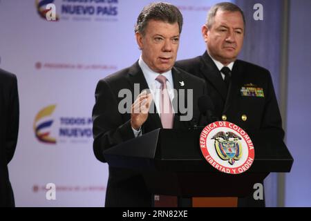 (151002) -- BOGOTÀ, 2 ottobre 2015 -- foto fornita da Shows Presidente colombiano Juan Manuel Santos (fronte) che tiene un discorso durante una conferenza stampa sulla morte di Victor Ramon Navarro Cervano, conosciuto come Megateo, a Bogotà, capitale della Colombia, il 2 ottobre 2015. Secondo la stampa locale, Victor Ramon Navarro Cervano, noto come Megateo , è stato ucciso in un'operazione congiunta militare e di polizia, ha detto venerdì il presidente colombiano Juan Manuel Santos. Presidenza della Colombia) (vf) (sp) COLOMBIA-BOGOTÀ-SANTOS-PRESS Foto Stock