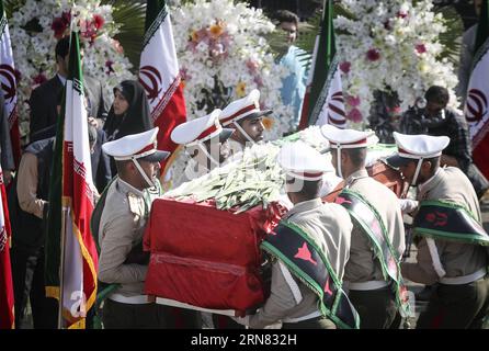 (151003) -- TEHERAN, 3 ottobre 2015 -- i soldati iraniani trasportano bare di pellegrini morti durante una cerimonia per rendere omaggio a 104 pellegrini iraniani uccisi nell'ultima fuga di Hajj e trasferiti all'aeroporto di Mehrabad a Teheran, capitale dell'Iran, il 3 ottobre 2015. Il sabato Rouhani ha sollecitato un'indagine sull'ultima fuga di Hajj in Arabia Saudita che ha lasciato morti 465 pellegrini iraniani. IRAN-TEHERAN-PELLEGRINI-CERIMONIA AhmadxHalabisaz PUBLICATIONxNOTxINxCHN TEHERAN OCT 3 2015 soldati iraniani trasportano Coffin di pellegrini morti durante una cerimonia per rendere omaggio a 104 pellegrini iraniani UCCISI nel lat Foto Stock