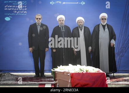 (151003) -- TEHERAN, 3 ottobre 2015 -- il presidente iraniano Hassan Rouhani (2nd L) tiene un discorso durante una cerimonia per rendere omaggio a 104 pellegrini iraniani uccisi nell'ultima fuga di Hajj e trasferiti all'aeroporto di Mehrabad a Teheran, capitale dell'Iran, il 3 ottobre 2015. Il sabato Rouhani ha sollecitato un'indagine sull'ultima fuga di Hajj in Arabia Saudita che ha lasciato morti 465 pellegrini iraniani. IRAN-TEHERAN-PELLEGRINI-CERIMONIA AhmadxHalabisaz PUBLICATIONxNOTxINxCHN TEHERAN OCT 3 2015 il presidente iraniano Hassan Rouhani 2° l tiene un discorso durante una cerimonia di tributo a 104 pellegrini iraniani Foto Stock