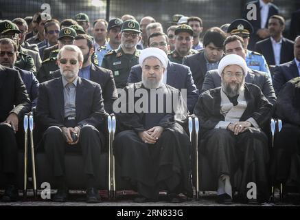 (151003) -- TEHERAN, 3 ottobre 2015 -- il presidente iraniano Hassan Rouhani (fronte C) partecipa a una cerimonia per rendere omaggio a 104 pellegrini iraniani uccisi nell'ultima fuga di Hajj e trasferiti all'aeroporto di Mehrabad a Teheran, capitale dell'Iran, il 3 ottobre 2015. Il sabato Rouhani ha sollecitato un'indagine sull'ultima fuga di Hajj in Arabia Saudita che ha lasciato morti 465 pellegrini iraniani. IRAN-TEHERAN-PELLEGRINI-CERIMONIA AhmadxHalabisaz PUBLICATIONxNOTxINxCHN TEHERAN OCT 3 2015 il presidente iraniano Hassan Rouhani Front C partecipa a una cerimonia per rendere omaggio a 104 pellegrini iraniani UCCISI nell'ultimo Hajj Foto Stock