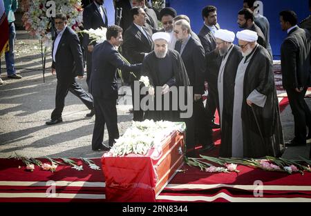 (151003) -- TEHERAN, 3 ottobre 2015 -- il presidente iraniano Hassan Rouhani (fronte C) posa fiori sulle bare dei pellegrini morti durante una cerimonia per rendere omaggio a 104 pellegrini iraniani uccisi nell'ultima fuga di Hajj e trasferiti all'aeroporto di Mehrabad a Teheran, capitale dell'Iran, il 3 ottobre 2015. Il sabato Rouhani ha sollecitato un'indagine sull'ultima fuga di Hajj in Arabia Saudita che ha lasciato morti 465 pellegrini iraniani. IRAN-TEHERAN-PELLEGRINI-CERIMONIA AhmadxHalabisaz PUBLICATIONxNOTxINxCHN TEHERAN OCT 3 2015 il presidente iraniano Hassan Rouhani fronte C pone fiori SU di pellegrini morti durante un Foto Stock