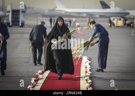 (151003) -- TEHERAN, 3 ottobre 2015 -- una donna iraniana organizza dei fiori prima di una cerimonia per rendere omaggio a 104 pellegrini iraniani uccisi nell'ultima fuga di Hajj e trasferiti all'aeroporto di Mehrabad a Teheran, capitale dell'Iran, il 3 ottobre 2015. Il sabato Rouhani ha sollecitato un'indagine sull'ultima fuga di Hajj in Arabia Saudita che ha lasciato morti 465 pellegrini iraniani. IRAN-TEHERAN-PELLEGRINI-CERIMONIA AhmadxHalabisaz PUBLICATIONxNOTxINxCHN TEHERAN OCT 3 2015 alla donna iraniana organizza Fiori prima di una cerimonia per rendere omaggio a 104 pellegrini iraniani UCCISI nell'ultimo Hajj Stampede e trans Foto Stock