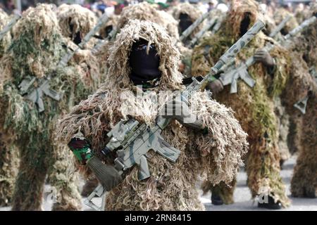 (151005) -- ACEH, 5 ottobre 2015 -- i cecchini delle forze armate nazionali indonesiane (TNI) si esibiscono durante la celebrazione del 70° anniversario delle forze armate nazionali ad Aceh, Indonesia, 5 ottobre 2015. ) INDONESIA-ACEH-FORZE ARMATE NAZIONALI INDONESIANE-70° ANNIVERSARIO Junaidi PUBLICATIONxNOTxINxCHN Aceh OCT 5 2015 cecchini delle forze armate nazionali indonesiane TNI si esibiscono durante la celebrazione del 70° anniversario delle forze armate nazionali ad Aceh Indonesia 5 2015 Indonesia Aceh forze armate nazionali indonesiane 70 ° anniversario Junaidi PUBLICATIONXNOTxINCHN Foto Stock
