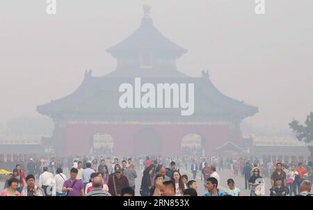 (151007) -- PECHINO, 7 ottobre 2015 -- i turisti visitano il Tempio del cielo a Pechino, capitale della Cina, 7 ottobre 2015. )(wjq) CHINA-BEIJING-HAZE (CN) WangxYueling PUBLICATIONxNOTxINxCHN Beijing OCT 7 2015 turisti visitano il Tempio del cielo a HAZE a Pechino capitale della Cina OCT 7 2015 wjq China Beijing HAZE CN PUBLICATIONxNOTxINxCHN Foto Stock