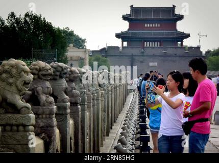 (151008) -- PECHINO, 8 ottobre 2015 -- i turisti scattano foto sul ponte Lugou attraverso il fiume Yongding a Pechino, capitale della Cina, 26 agosto 2015. Il ponte Lugou fu originariamente costruito nel 1189 durante la dinastia Jin e fu ricostruito e la dinastia Qing (1644-1911). Il ponte è lungo 266,5 metri e largo 7,5 metri, con 11 archi. E ci sono complessivamente 485 leoni di pietra scolpiti sulle colonne. ) (wsw) CINA-ANTICHI PONTI-QUATTRO (CN) WangxSong PUBLICATIONxNOTxINxCHN 151008 Pechino OCT 8 2015 turisti scattano foto SUL ponte Lugou attraverso il fiume Yongding, capitale di Pechino Foto Stock