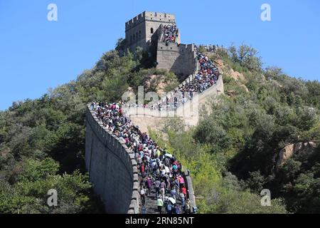 (151008) -- PECHINO, 8 ottobre 2015 -- i turisti visitano la grande Muraglia Badaling a Pechino, capitale della Cina, 2 ottobre 2015. Le ricevute dei biglietti presso le principali attrazioni erano pari a 1,59 miliardi di yuan durante i sette giorni, ha detto la China National Tourism Administration (CNTA), che ha raccolto dati da 125 siti turistici in tutto il paese. Queste attrazioni turistiche hanno ricevuto 29,62 milioni di visitatori. )(mcg) CINA-FESTIVITÀ NAZIONALI-TURISMO (CN) LiuxXianguo PUBLICATIONxNOTxINxCHN Foto Stock