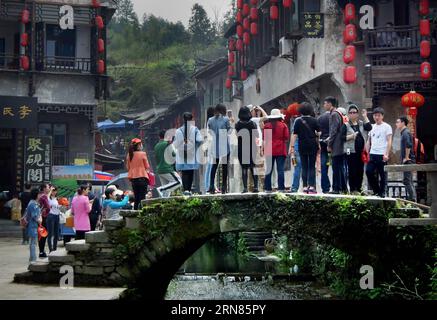 (151008) -- PECHINO, 8 ottobre 2015 -- i turisti si trovano sul ponte Tongji, con una storia di oltre 100 anni, nell'antica città di Likeng della contea di Wuyuan, nella provincia orientale dello Jiangxi della Cina, 1 aprile 2015. ) (wyo) CHINA-ANCIENT BRIDGE (CN) WangxSong PUBLICATIONxNOTxINxCHN 151008 Pechino OCT 8 2015 turisti si trovano SUL ponte Tongji con una storia di più di 100 anni nell'antica città di Likeng della contea di Wuyuan nella provincia di Jiangxi della Cina orientale 1 aprile 2015 wyo China Ancient Bridges CN WangxSong PUBLICATIONXNOTxINxCHN Foto Stock