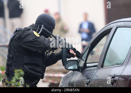 (151008) -- BANJA LUKA, 8 ottobre 2015 -- i membri della polizia speciale della Bosnia-Erzegovina (BiH) partecipano all'esercitazione Sadejstvo 2015 con lo scenario di una ribellione armata in carcere a Banja Luka, Bosnia-Erzegovina, 8 ottobre 2015. ) BOSNIA-ERZEGOVINA-BANJA LUKA-POLICE DRILL BorislavxZdrinja PUBLICATIONxNOTxINxCHN 151008 Banja Luka OCT 8 2015 membri della polizia speciale della Bosnia-Erzegovina BIH partecipano all'ESERCITAZIONE 2015 con lo scenario della ribellione armata in prigione a Banja Luka Bosnia-Erzegovina OCT 8 2015 Bosnia-Erzegovina Banja Luka polizia Drill Borislavx Foto Stock