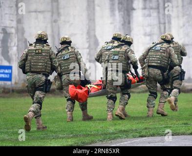 (151008) -- BANJA LUKA, 8 ottobre 2015 -- i membri della polizia speciale della Bosnia-Erzegovina (BiH) partecipano all'esercitazione Sadejstvo 2015 con lo scenario di una ribellione armata in carcere a Banja Luka, Bosnia-Erzegovina, 8 ottobre 2015. ) BOSNIA-ERZEGOVINA-BANJA LUKA-POLICE DRILL BorislavxZdrinja PUBLICATIONxNOTxINxCHN 151008 Banja Luka OCT 8 2015 membri della polizia speciale della Bosnia-Erzegovina BIH partecipano all'ESERCITAZIONE 2015 con lo scenario della ribellione armata in prigione a Banja Luka Bosnia-Erzegovina OCT 8 2015 Bosnia-Erzegovina Banja Luka polizia Drill Borislavx Foto Stock