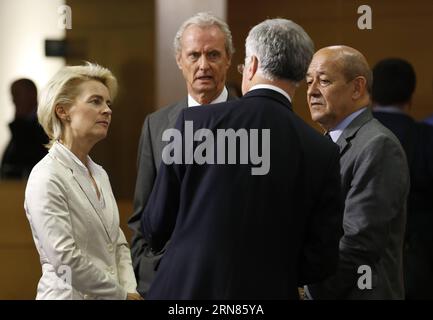 POLITIK Treffen der NATO-Verteidigungsminister in Brüssel (151008) -- BRUXELLES, 8 ottobre 2015 -- il ministro della difesa tedesco Ursula Von der Leyen, il ministro della difesa spagnolo Pedro Morenes, il segretario della difesa britannico Michael Fallon e il ministro della difesa francese Jean-Yves le Drian (da L a R) parlano prima della sessione fotografica di famiglia durante una riunione dei ministri della difesa della NATO presso la sua sede centrale a Bruxelles, Belgio, 8 ottobre 2015. ) BELGIO-BRUXELLES-NATO-RIUNIONE DEI MINISTRI DELLA DIFESA YexPingfan PUBLICATIONxNOTxINxCHN politica incontro del ministro della difesa della NATO a Bruxelles 151008 Bruxelles OCT 8 2015 tedesco mi difesa Foto Stock