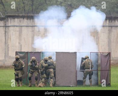 (151008) -- BANJA LUKA, 8 ottobre 2015 -- i membri della polizia speciale della Bosnia-Erzegovina (BiH) partecipano all'esercitazione Sadejstvo 2015 con lo scenario di una ribellione armata in carcere a Banja Luka, Bosnia-Erzegovina, 8 ottobre 2015. ) BOSNIA-ERZEGOVINA-BANJA LUKA-POLICE DRILL BorislavxZdrinja PUBLICATIONxNOTxINxCHN 151008 Banja Luka OCT 8 2015 membri della polizia speciale della Bosnia-Erzegovina BIH partecipano all'ESERCITAZIONE 2015 con lo scenario della ribellione armata in prigione a Banja Luka Bosnia-Erzegovina OCT 8 2015 Bosnia-Erzegovina Banja Luka polizia Drill Borislavx Foto Stock