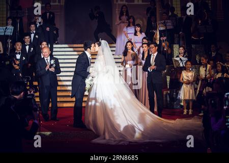 (151009) -- SHANGHAI, 8 ottobre 2015 () -- l'attore Huang Xiaoming e l'attrice Angelaby Kiss durante il loro matrimonio a Shanghai, Cina orientale, 8 ottobre 2015. () (ry) CHINA-SHANGHAI-HUANG XIAOMING-WEDDING (CN) Xinhua PUBLICATIONxNOTxINxCHN 151009 Shanghai OCT 8 2015 attore Huang Xiao Ming e attrice Angela Baby Kiss durante il loro matrimonio a Shanghai Cina orientale OTT 8 2015 Ry China Shanghai Huang Xiao Ming Wedding CN XINHUA PUBLICATIONxNOTxINxCHN Foto Stock