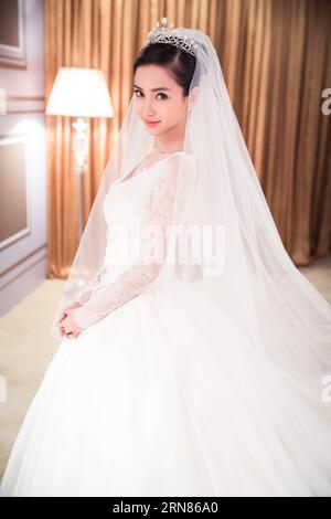 (151009) -- SHANGHAI, 8 ottobre 2015 () -- l'attrice Angelaby posa durante la sua cerimonia di nozze con l'attore Huang Xiaoming a Shanghai, Cina orientale, 8 ottobre 2015. () (ry) CHINA-SHANGHAI-HUANG XIAOMING-WEDDING (CN) Xinhua PUBLICATIONxNOTxINxCHN 151009 Shanghai OCT 8 2015 l'attrice Angela Baby posa durante la sua cerimonia di matrimonio con l'attore Huang Xiao Ming a Shanghai East China 8 ottobre 2015 Ry China Shanghai Huang Xiao Ming Wedding CN XINHUA PUBLICATIONXNOTXINXCHN Foto Stock