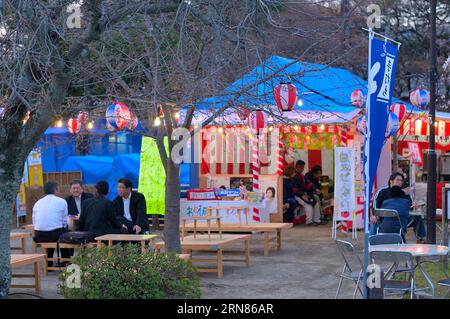 Il festival della fioritura dei ciliegi nel Parco Maruyama è estremamente popolare tra la gente del posto e i turisti, Kyoto JP Foto Stock