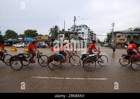 (151009) -- YANGON, 9 ottobre 2015 -- i sostenitori del partito di opposizione del Myanmar, la Lega Nazionale per la democrazia (NLD), che cavalcano i trishaws decorati con bandiera del NLD, partecipano a una manifestazione elettorale per le prossime elezioni generali dell'8 novembre a Yangon, Myanmar, 9 ottobre 2015. Dei 1.130 candidati NLD, 318 competeranno per i seggi con la camera dei rappresentanti (camera bassa), 163 con la camera delle Nazionalità (camera alta), 620 con il Parlamento della regione o dello Stato e 29 con rappresentanti etnici. )(azp) MYANMAR-YANGON-CAMPAGNA ELETTORALE GENERALE UxAung PUBLICATIONxNOTxINxCHN 151009 Yangon 9 ottobre 2015 Supp Foto Stock