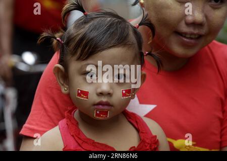 (151009) -- YANGON, 9 ottobre 2015 -- Una ragazza con gli adesivi del partito di opposizione del Myanmar, la Lega Nazionale per la democrazia (NLD), bandiere sul volto, partecipa a una manifestazione elettorale per le prossime elezioni generali dell'8 novembre 2015 a Yangon, Myanmar, 9 ottobre. Dei 1.130 candidati NLD, 318 competeranno per i seggi con la camera dei rappresentanti (camera bassa), 163 con la camera delle Nazionalità (camera alta), 620 con il Parlamento della regione o dello Stato e 29 con rappresentanti etnici. )(azp) (SEZIONE MONDIALE) MYANMAR-YANGON-CAMPAGNA ELETTORALE GENERALE UxAung PUBLICATIONxNOTxINxCHN 151009 Yangon PTOM Foto Stock