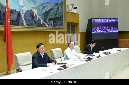 (151010) -- PECHINO, 10 ottobre 2015 -- il vice Premier cinese Zhang Gaoli (C) affronta una teleconferenza sui progetti di ristrutturazione delle baraccopoli, a Pechino, capitale della Cina, 10 ottobre 2015. ) (mt) CHINA-BEIJING-ZHAN GAOLI-SHANTYTOWN RENOVATION-TELECONFERENCE (CN) ZhangxDuo PUBLICATIONxNOTxINxCHN Pechino ottobre 10 2015 il vice Premier cinese Zhang Gaoli C affronta una teleconferenza SUI progetti di ristrutturazione di Shantytown a Pechino capitale della Cina ottobre 10 2015 Mt China Beijing Zhan Gaoli Shantytown Renovement Teleconference CN ZhangxDuo PUBLICATIONXNOTxINXCHN Foto Stock