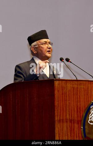 (151011) -- KATHMANDU, 11 ottobre 2015 -- il presidente del Partito Comunista del Nepal (Unified Marxist-Leninist) (CPN-UML) KP Sharma oli tiene un discorso al parlamento durante le elezioni a Kathmandu, Nepal, 11 ottobre 2015. Il Nepal avrà il suo 38° primo Ministro nelle prossime ore. Il processo di votazione per l'elezione del primo primo primo ministro del paese dopo la promulgazione della nuova costituzione è previsto per iniziare alle 11:00 presso la sede del Parlamento a New Baneshwor della capitale. ) NEPAL-KATHMANDU-PM-ELEZIONI PratapxThapa PUBLICATIONxNOTxINxCHN 151011 Kathmandu OCT 11 2015 il Partito Comunista di N Foto Stock