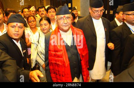 (151011) -- KATHMANDU, 11 ottobre 2015 -- il neoeletto primo ministro del Nepal Khadga Prashad oli (2nd L, fronte) è visto dopo le elezioni al parlamento di Kathmandu, Nepal, 11 ottobre 2015. Presidente del Partito Comunista del Nepal (Unified Marxist-Leninist) (CPN-UML) Khadga Prashad oli, noto anche come KP oli è stato eletto come 38° primo Ministro del Nepal. ) NEPAL-KATHMANDU-ELEZIONE DEL PRIMO MINISTRO SunilxSharma PUBLICATIONxNOTxINxCHN 151011 Kathmandu OCT 11 2015 I neoeletti primi Ministri del Nepal Khadga Prashad oli 2nd l Front SONO i Laghi dopo L'ELEZIONE AL Parlamento a Kathmandu Nepal OCT 11 2 Foto Stock