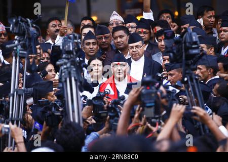 (151011) -- KATHMANDU, 11 ottobre 2015 -- il neoeletto primo ministro del Nepal Khadga Prashad oli (C) parla con i media mentre esce dal parlamento dopo l'elezione a Kathmandu, Nepal, 11 ottobre 2015. Presidente del Partito Comunista del Nepal (Unified Marxist-Leninist) (CPN-UML) Khadga Prashad oli, noto anche come KP oli è stato eletto come 38° primo Ministro del Nepal. ) NEPAL-KATHMANDU-PM ELEZIONI PratapxThapa PUBLICATIONxNOTxINxCHN 151011 Kathmandu OCT 11 2015 Il neoeletto primo ministro del Nepal Khadga Prashad oli C parla con i media mentre esce dal Parlamento dopo L'ELEZIONE Foto Stock