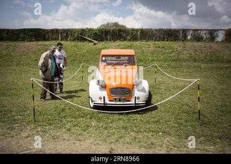 SAN ISIDRO, 12 ottobre 2015 -- i visitatori guardano un'auto esposta durante la fiera Autoclasica 2015, nella città di San Isidro, a 30 km da Buenos Aires, capitale dell'Argentina, il 12 ottobre 2015. Il 15° Autoclasica 2015 , il più grande festival di auto d'epoca del Sud America, è stato un evento organizzato dal Vintage Car Club della Repubblica Argentina. Ha presentato una selezione di 900 auto d'epoca e storiche di livello internazionale. Martin Zabala) ARGENTINA-SAN ISIDRO-INDUSTRY-SHOW e MARTINxZABALA PUBLICATIONxNOTxINxCHN San Isidro OCT 12 2015 visitatori assistono a un'auto esposta durante la fiera del 2015 a San Isidro Cit Foto Stock