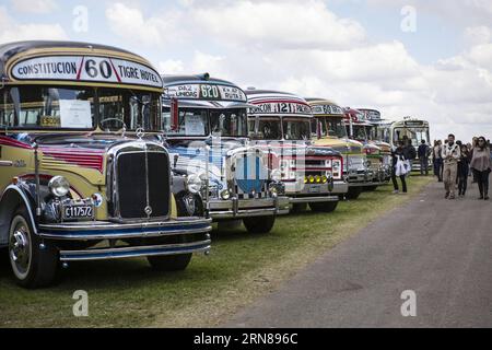 SAN ISIDRO, 12 ottobre 2015 -- i visitatori visitano la sezione degli autobus durante lo spettacolo Autoclasica 2015, nella città di San Isidro, a 30 km da Buenos Aires, capitale dell'Argentina, il 12 ottobre 2015. Il 15° Autoclasica 2015 , il più grande festival di auto d'epoca del Sud America, è stato un evento organizzato dal Vintage Car Club della Repubblica Argentina. Ha presentato una selezione di 900 auto d'epoca e storiche di livello internazionale. Martin Zabala) ARGENTINA-SAN ISIDRO-INDUSTRY-SHOW e MARTINxZABALA PUBLICATIONxNOTxINxCHN San Isidro 12 ottobre 2015 visitatori visitano la sezione autobus durante la fiera del 2015 a San Isidro City Foto Stock