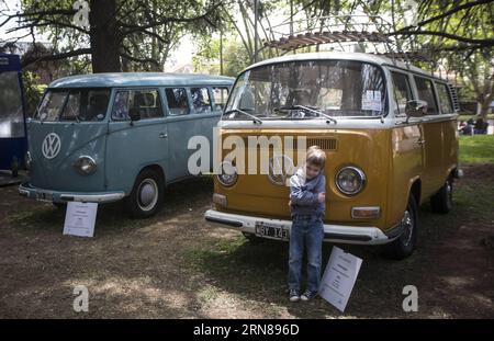 SAN ISIDRO, 12 ottobre 2015 -- Un bambino posa davanti a una Volkswagen Kombi del 1972 esposta durante la mostra Autoclasica 2015, nella città di San Isidro, a 30 km da Buenos Aires, capitale dell'Argentina, il 12 ottobre 2015. Il 15° Autoclasica 2015 , il più grande festival di auto d'epoca del Sud America, è stato un evento organizzato dal Vintage Car Club della Repubblica Argentina. Ha presentato una selezione di 900 auto d'epoca e storiche di livello internazionale. Martin Zabala) ARGENTINA-SAN ISIDRO-INDUSTRY-SHOW e MARTINxZABALA PUBLICATIONxNOTxINxCHN San Isidro ottobre 12 2015 un bambino posa davanti a una Volkswag del 1972 Foto Stock