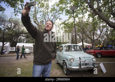 SAN ISIDRO, 12 ottobre 2015 -- Un visitatore scatta una foto di fronte a una Fiat 600 del 1958 durante la mostra Autoclasica 2015, nella città di San Isidro, a 30 km da Buenos Aires, capitale dell'Argentina, il 12 ottobre 2015. Il 15° Autoclasica 2015 , il più grande festival di auto d'epoca del Sud America, è stato un evento organizzato dal Vintage Car Club della Repubblica Argentina. Ha presentato una selezione di 900 auto d'epoca e storiche di livello internazionale. Martin Zabala) ARGENTINA-SAN ISIDRO-INDUSTRY-SHOW e MARTINxZABALA PUBLICATIONxNOTxINxCHN San Isidro OCT 12 2015 un visitatore scatta una foto davanti a una Fiat 6 del 1958 Foto Stock