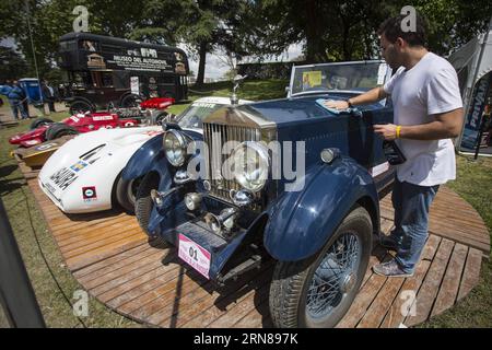 SAN ISIDRO, 12 ottobre 2015 -- un espositore si occupa di una Rolls Royce del 1928 durante la fiera Autoclasica 2015, nella città di San Isidro, a 30 km da Buenos Aires, capitale dell'Argentina, il 12 ottobre 2015. Il 15° Autoclasica 2015 , il più grande festival di auto d'epoca del Sud America, è stato un evento organizzato dal Vintage Car Club della Repubblica Argentina. Ha presentato una selezione di 900 auto d'epoca e storiche di livello internazionale. Martin Zabala) ARGENTINA-SAN ISIDRO-INDUSTRY-SHOW e MARTINxZABALA PUBLICATIONxNOTxINxCHN San Isidro OCT 12 2015 all'espositore si prende cura di una Rolls Royce 1928 durante il Foto Stock