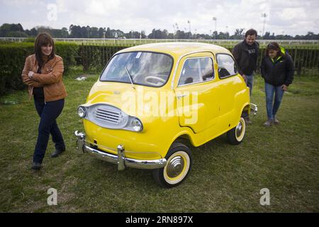 SAN ISIDRO, 12 ottobre 2015 -- i visitatori guardano un'auto esposta durante la fiera Autoclasica 2015, nella città di San Isidro, a 30 km da Buenos Aires, capitale dell'Argentina, il 12 ottobre 2015. Il 15° Autoclasica 2015 , il più grande festival di auto d'epoca del Sud America, è stato un evento organizzato dal Vintage Car Club della Repubblica Argentina. Ha presentato una selezione di 900 auto d'epoca e storiche di livello internazionale. Martin Zabala) ARGENTINA-SAN ISIDRO-INDUSTRY-SHOW e MARTINxZABALA PUBLICATIONxNOTxINxCHN San Isidro OCT 12 2015 visitatori assistono a un'auto esposta durante la fiera del 2015 a San Isidro Cit Foto Stock