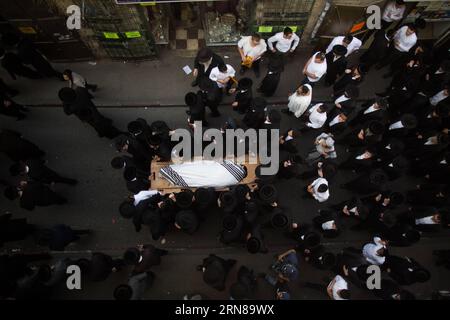 (151013) - GERUSALEMME, 13 ottobre 2015 - gli ebrei ultra-ortodossi portano il corpo di Rabbi Yishayahu Karishevsky durante il suo funerale nel quartiere di Mea Shearim, Gerusalemme, il 13 ottobre 2015. Un palestinese ha speronato un veicolo con il logo della compagnia nazionale di telecomunicazioni, Bezeq, in una folla di pendolari che stavano aspettando in una stazione degli autobus in un'altra parte della città. Poi e' sceso dal suo veicolo, pugnalando la gente, prima di essere ucciso, ha detto la portavoce della polizia Luba Samri. Yishayahu Karishevsky, un uomo israeliano di sessant'anni, fu dichiarato morto dai paramedici sulla scena del crimine, e altri tre p. Foto Stock
