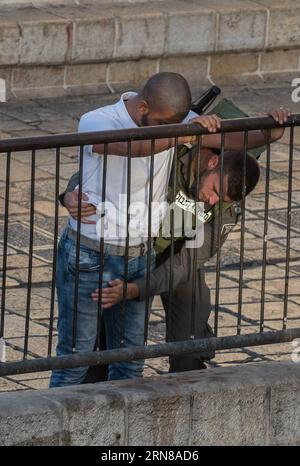 (151014) - GERUSALEMME, 14 ottobre 2015 -- Un palestinese è rinchiuso da un poliziotto di frontiera israeliano alla porta di Damasco nella città vecchia di Gerusalemme, il 14 ottobre 2015. Un palestinese che apparentemente ha tentato di pugnalare israeliani alla porta di Damasco nella città vecchia di Gerusalemme è stato abbattuto e ucciso dalle guardie di polizia sulla scena mercoledì. Non sono state riportate altre ferite nell'incidente. Il primo ministro israeliano Benjamin Netanyahu sta spingendo per ulteriori misure di sicurezza per combattere un'ondata crescente di violenza, in uno dei giorni più letali di attacchi contro israeliani dell'ultimo mese. Netanyahu c Foto Stock