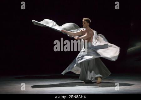 (151014) -- BUDAPEST, 14 ottobre 2015 -- un artista della compagnia ungherese di circo contemporaneo Recirquel si esibisce durante le prove generali del loro nuovo spettacolo non Solus (latino per non solo ), prima della premiere al Palazzo delle Arti di Budapest, in Ungheria, il 14 ottobre 2015. La Recirquel Company fu fondata dal direttore e coreografo Bence Vagi nel 2012. Il suo scopo è quello di introdurre il genere del circo contemporaneo ungherese in tutti gli altri paesi del mondo. ) HUNGARY-BUDAPEST-CULTURE-CIRCUS-SHOW AttilaxVolgyi PUBLICATIONxNOTxINxCHN 151014 Budapest OCT 14 2015 ad artista della Circu ungherese Comtemporary Foto Stock