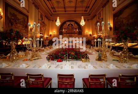 La foto scattata il 7 settembre 2015 mostra la sala da ballo allestita per un banchetto di stato al Buckingham Palace di Londra, capitale della Gran Bretagna. Buckingham Palace è stata la residenza ufficiale londinese dei sovrani britannici dal 1837 e oggi è la sede amministrativa del monarca. BRITAIN-LONDON-BUCKINGHAM PALACE HANxYAN PUBLICATIONxNOTxINxCHN foto scattata IL 7 settembre 2015 mostra il set da ballo per un banchetto di Stato AL Buckingham Palace di Londra capitale della Gran Bretagna il Buckingham Palace è stato la residenza ufficiale di Londra dei sovrani britannici dal 1837 e oggi È il Foto Stock