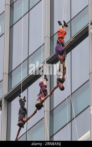 (151015) -- SHANGHAI, 15 ottobre 2015 -- i ballerini della compagnia di danza Bandaloop degli Stati Uniti eseguono balletti Sky vicino a un grattacielo a Shanghai, Cina orientale, 14 ottobre 2015. La performance è stata una prova per il 17° Shanghai International Arts Festival, che durerà dal 16 ottobre al 16 novembre. ) CHINA-SHANGHAI-SKY BALLET (CN) RenxLong PUBLICATIONxNOTxINxCHN Shanghai OCT 15 2015 ballerini della banda Loop Dance Troupe degli Stati Uniti eseguono lo Sky Ballet vicino a un grattacielo a Shanghai Cina orientale OCT 14 2015 The Performance What a Reprovsal for the 17th Shanghai International Arts Fes Foto Stock