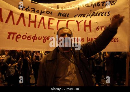 (151003) -- ATENE, 15 ottobre 2015 -- i membri della Confederazione greca dei funzionari pubblici ADEDY partecipano a una manifestazione contro la guerra e contro l'imperialismo davanti agli uffici della Commissione europea ad Atene, in Grecia, 15 ottobre 2015. ) GRECIA-ATENE-RALLY MariosxLolos PUBLICATIONxNOTxINxCHN Atene OCT 15 2015 i membri della Confederazione greca dei funzionari pubblici ADEDY partecipano al raduno anti-WAS e anti imperialismo davanti agli uffici della Commissione europea ad Atene Grecia OCT 15 2015 Grecia Atene Rally MariosxLolos PUBLICATIONxNOTxINxCHN Foto Stock