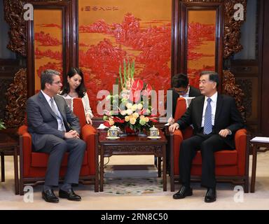 (151016) -- PECHINO, 16 ottobre 2015 -- il vice Premier cinese Wang Yang (R) incontra il direttore generale dell'OMC Roberto Azevedo a Pechino, capitale della Cina, 16 ottobre 2015. )(wjq) CHINA-BEIJING-WANG YANG-WTO-MEETING (CN) PangxXinglei PUBLICATIONxNOTxINxCHN Pechino OCT 16 2015 il vice Premier cinese Wang Yang r incontra il direttore generale dell'OMC Roberto Azevedo a Pechino capitale cinese Ott 16 2015 wjq Cina Pechino Wang Yang riunione OMC CN PangxXinglei PUBLICATIONXNOTxINxCHN Foto Stock