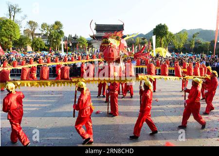 (151017) -- SHEXIAN, 17 ottobre 2015 -- gli attori eseguono la danza del drago durante un festival di cultura popolare nell'antica città di Huizhou nella contea di Shexian, nella provincia di Anhui nella Cina orientale, 17 ottobre 2015. Migliaia di appassionati di cultura popolare hanno assistito all'esibizione del festival che ha avuto inizio qui il sabato. )(mcg) CHINA-ANHUI-SHEXIAN COUNTY-FOLK PERFORMANCE (CN) DuxYu PUBLICATIONxNOTxINxCHN Shexian OCT 17 2015 attori eseguono la danza del drago durante un Festival della Cultura Folkloristica NELL'antica città di Huizhou nella contea di Shexian nella provincia di Anhui della Cina orientale 17 ottobre 2015 migliaia di appassionati di Cultura Folk hanno assistito alla performance di Foto Stock