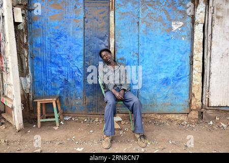 (151017) -- NAIROBI, - Un uomo si addormenta davanti a un negozio di strada nei bassifondi di Kibera, nella periferia di Nairobi, Kenya, 16 ottobre 2015. La baraccopoli di Kibera è la più grande del Kenya e una delle baraccopoli più grandi del mondo. Il Ministero della devoluzione del Kenya e un-Habitat stanno cercando di aiutare e migliorare questa situazione, ma è dolorosamente lento. ) KENIA-NAIROBI-KIBERA SLUM SunxRuibo PUBLICATIONxNOTxINxCHN Nairobi a Man Falls addormentato davanti a un negozio di Street Side PRESSO i bassifondi di Kibera nella periferia di Nairobi Kenya 16 ottobre 2015 il Kibera Slum È il più grande in Kenya e uno dei più grandi Foto Stock