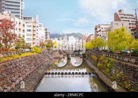 Nagasaki, Giappone - novembre 29 2022: Il ponte Meganebashi è il più notevole dei numerosi ponti in pietra. Il ponte prende il nome dalla somiglianza di sp Foto Stock