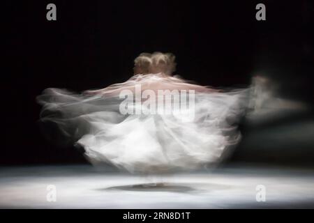 PECHINO, 2015 -- artisti della compagnia ungherese di circo contemporaneo Recirquel si esibiscono durante le prove generali del loro nuovo spettacolo non Solus (latino per non solo ), prima della premiere al Palazzo delle Arti di Budapest, in Ungheria, il 14 ottobre 2015. La Recirquel Company fu fondata dal direttore e coreografo Bence Vagi nel 2012. Il suo scopo è quello di introdurre il genere del circo contemporaneo ungherese in tutti gli altri paesi del mondo. ) SCELTE SETTIMANALI DI FOTO DI XINHUA AttilaxVolgyi PUBLICATIONxNOTxINxCHN Pechino 2015 agli artisti della compagnia ungherese del Circo Comtemporaneo si esibiscono durante le prove di abiti Foto Stock