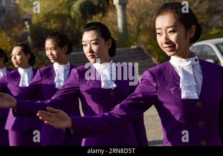 (151018) -- URUMQI, 18 ottobre 2015 -- i membri dello staff di un treno interurbano seguono un addestramento a Urumqi, capitale della provincia dello Xinjiang della Cina nord-occidentale, 18 ottobre 2015. Un nuovo treno intercity che collega Urumqi e Korla sarà operativo dal 20 ottobre con 121 membri del personale provenienti da diversi gruppi etnici. ) (zhs) CHINA-XINJIANG-NEW INTERCITY TRAIN (CN) ZhaoxGe PUBLICATIONxNOTxINxCHN Urumqi OCT 18 2015 membri del personale del treno interurbano seguono un corso di formazione nella provincia dello Xinjiang, capitale della Cina nord-occidentale, ottobre 18 2015 un nuovo treno interurbano che collega Urumqi e Korla sarà operativo dal 20 ottobre 121 Foto Stock