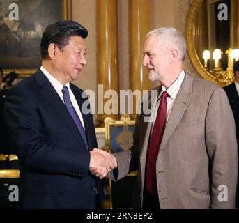 (151020) -- LONDRA, 20 ottobre 2015 -- il presidente cinese Xi Jinping (L) incontra il leader laburista britannico Jeremy Corbyn a Londra 20 ottobre 2015. ) (Ry) RIUNIONE DEL PRESIDENTE BRITANNICO-LONDINESE YaoxDawei PUBLICATIONxNOTxINxCHN Londra ottobre 20 2015 il presidente cinese Xi Jinping l incontra il capo del laboratorio britannico Jeremy Corbyn a Londra ottobre 20 2015 Ry Britain Londra riunione del presidente cinese YaoxDawei PUBLICATIONxNOTxINxCHN Foto Stock