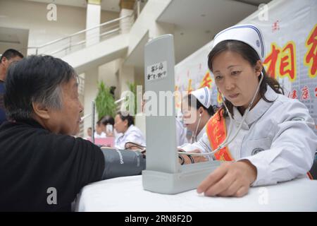 (151021) -- HUHHOT, 21 ottobre 2015 -- i medici dell'ospedale Popolare della Mongolia interna si sono offerti volontari per fornire consulenze mediche ed esami fisici per gli anziani a Huhhot, capitale della regione autonoma della Mongolia interna della Cina settentrionale, 21 ottobre 2015. La Cina segna il Chongyang Festival, la giornata cinese per gli anziani, il mercoledì e la gente esprime il proprio rispetto agli anziani attraverso vari modi. (wsw) CHINA-CHONGYANG FESTIVAL (CN) WangxJing PUBLICATIONxNOTxINxCHN Huhhot OCT 21 2015 medici dell'ospedale delle celebrità della Mongolia interna si sono offerti volontari per fornire consulenza medica ed Ex fisica Foto Stock