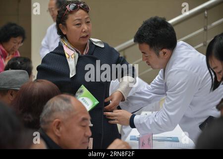 (151021) -- HUHHOT, 21 ottobre 2015 -- i medici dell'ospedale Popolare della Mongolia interna si sono offerti volontari per fornire consulenze mediche ed esami fisici per gli anziani a Huhhot, capitale della regione autonoma della Mongolia interna della Cina settentrionale, 21 ottobre 2015. La Cina segna il Chongyang Festival, la giornata cinese per gli anziani, il mercoledì e la gente esprime il proprio rispetto agli anziani attraverso vari modi. (wsw) CHINA-CHONGYANG FESTIVAL (CN) WangxJing PUBLICATIONxNOTxINxCHN Huhhot OCT 21 2015 medici dell'ospedale delle celebrità della Mongolia interna si sono offerti volontari per fornire consulenza medica ed Ex fisica Foto Stock