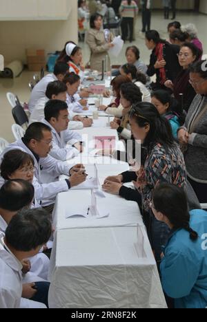 (151021) -- HUHHOT, 21 ottobre 2015 -- i medici dell'ospedale Popolare della Mongolia interna si sono offerti volontari per fornire consulenze mediche ed esami fisici per gli anziani a Huhhot, capitale della regione autonoma della Mongolia interna della Cina settentrionale, 21 ottobre 2015. La Cina segna il Chongyang Festival, la giornata cinese per gli anziani, il mercoledì e la gente esprime il proprio rispetto agli anziani attraverso vari modi. (wsw) CHINA-CHONGYANG FESTIVAL (CN) WangxJing PUBLICATIONxNOTxINxCHN Huhhot OCT 21 2015 medici dell'ospedale delle celebrità della Mongolia interna si sono offerti volontari per fornire consulenza medica ed Ex fisica Foto Stock