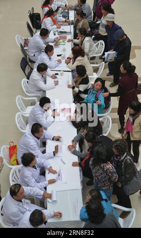 (151021) -- HUHHOT, 21 ottobre 2015 -- i medici dell'ospedale Popolare della Mongolia interna si sono offerti volontari per fornire consulenze mediche ed esami fisici per gli anziani a Huhhot, capitale della regione autonoma della Mongolia interna della Cina settentrionale, 21 ottobre 2015. La Cina segna il Chongyang Festival, la giornata cinese per gli anziani, il mercoledì e la gente esprime il proprio rispetto agli anziani attraverso vari modi. (wsw) CHINA-CHONGYANG FESTIVAL (CN) WangxJing PUBLICATIONxNOTxINxCHN Huhhot OCT 21 2015 medici dell'ospedale delle celebrità della Mongolia interna si sono offerti volontari per fornire consulenza medica ed Ex fisica Foto Stock