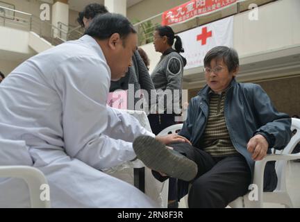 (151021) -- HUHHOT, 21 ottobre 2015 -- i medici dell'ospedale Popolare della Mongolia interna si sono offerti volontari per fornire consulenze mediche ed esami fisici per gli anziani a Huhhot, capitale della regione autonoma della Mongolia interna della Cina settentrionale, 21 ottobre 2015. La Cina segna il Chongyang Festival, la giornata cinese per gli anziani, il mercoledì e la gente esprime il proprio rispetto agli anziani attraverso vari modi. (wsw) CHINA-CHONGYANG FESTIVAL (CN) WangxJing PUBLICATIONxNOTxINxCHN Huhhot OCT 21 2015 medici dell'ospedale delle celebrità della Mongolia interna si sono offerti volontari per fornire consulenza medica ed Ex fisica Foto Stock